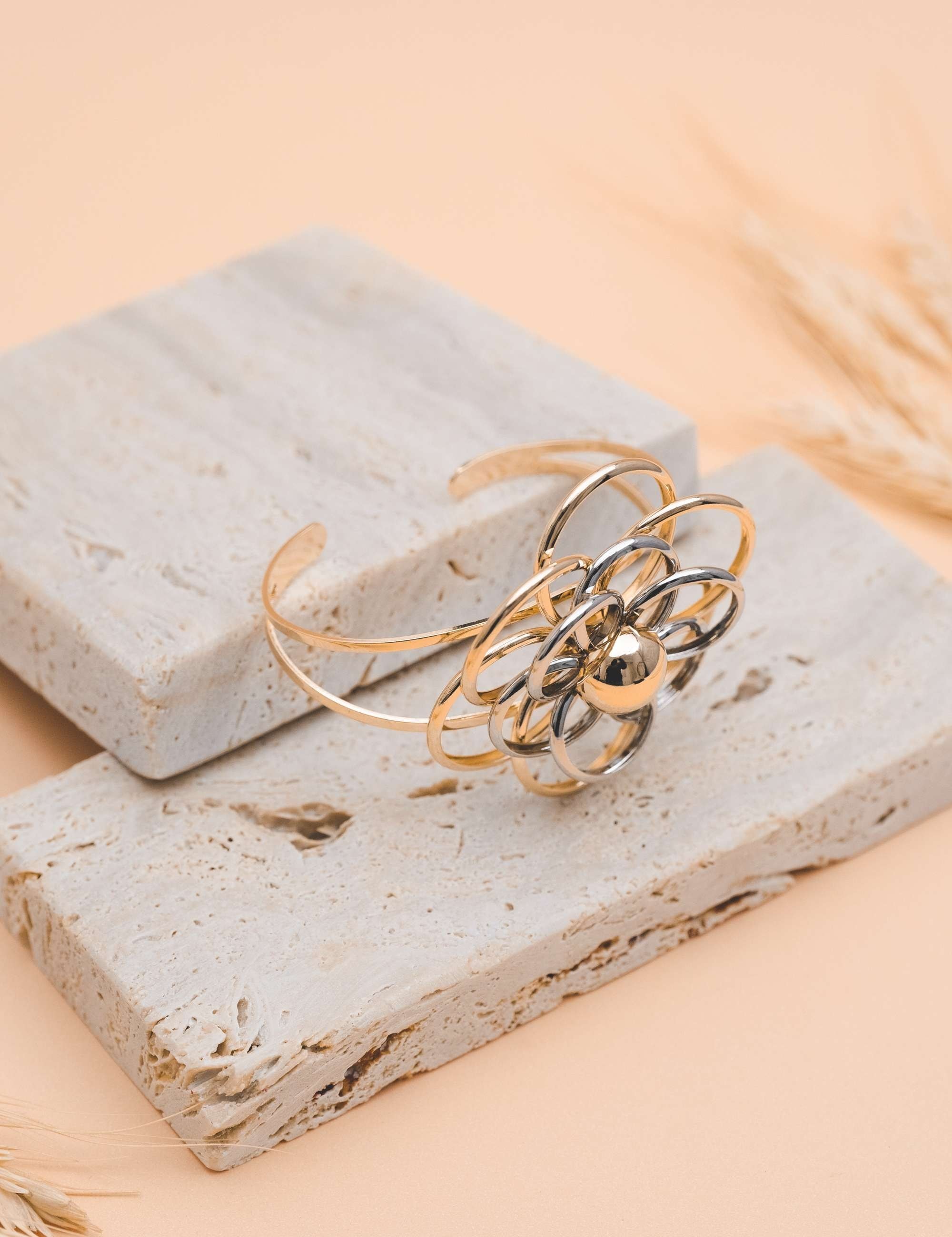 BRACELETE FLOR METAL OURO E BIANCO - PU2127VO01-U
