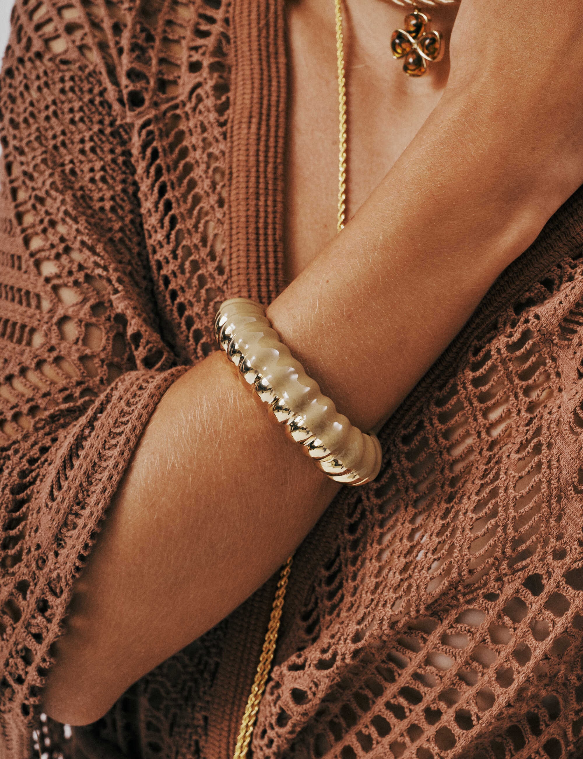 BRACELETE RESINA BEGE E OURO - PU29068VO09