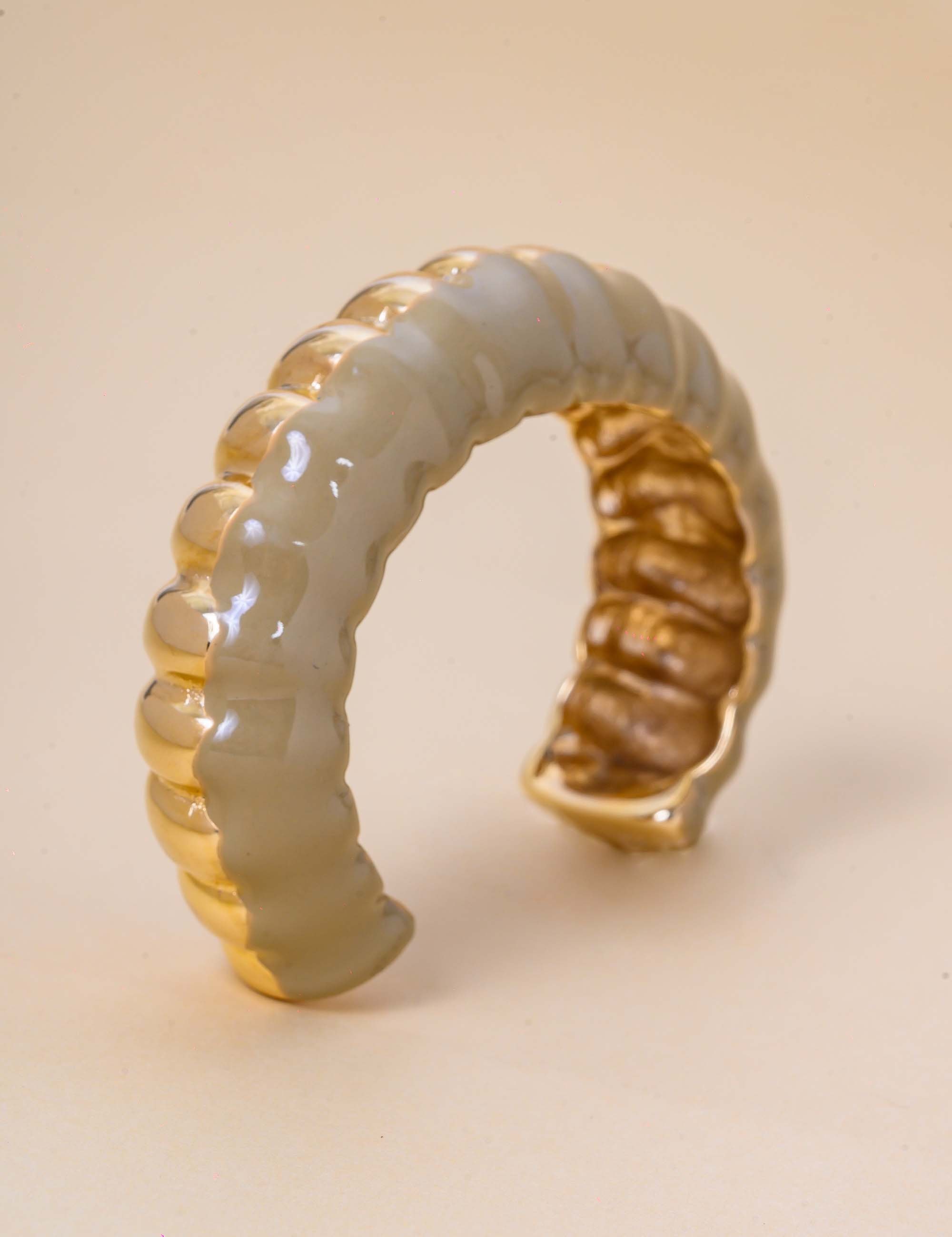 BRACELETE RESINA BEGE E OURO - PU29068VO09