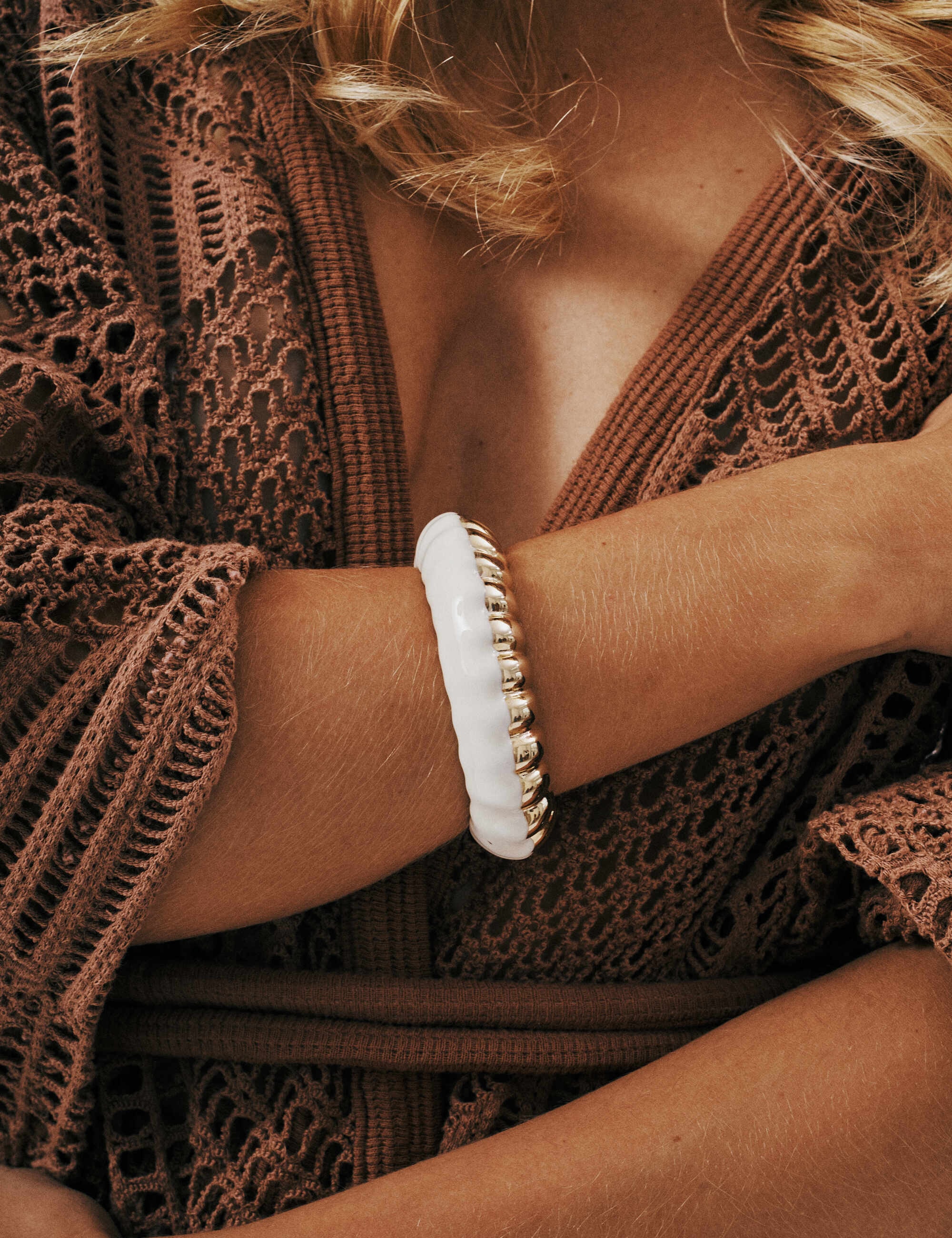 BRACELETE RESINA BRANCO E OURO  - PU29068VO015