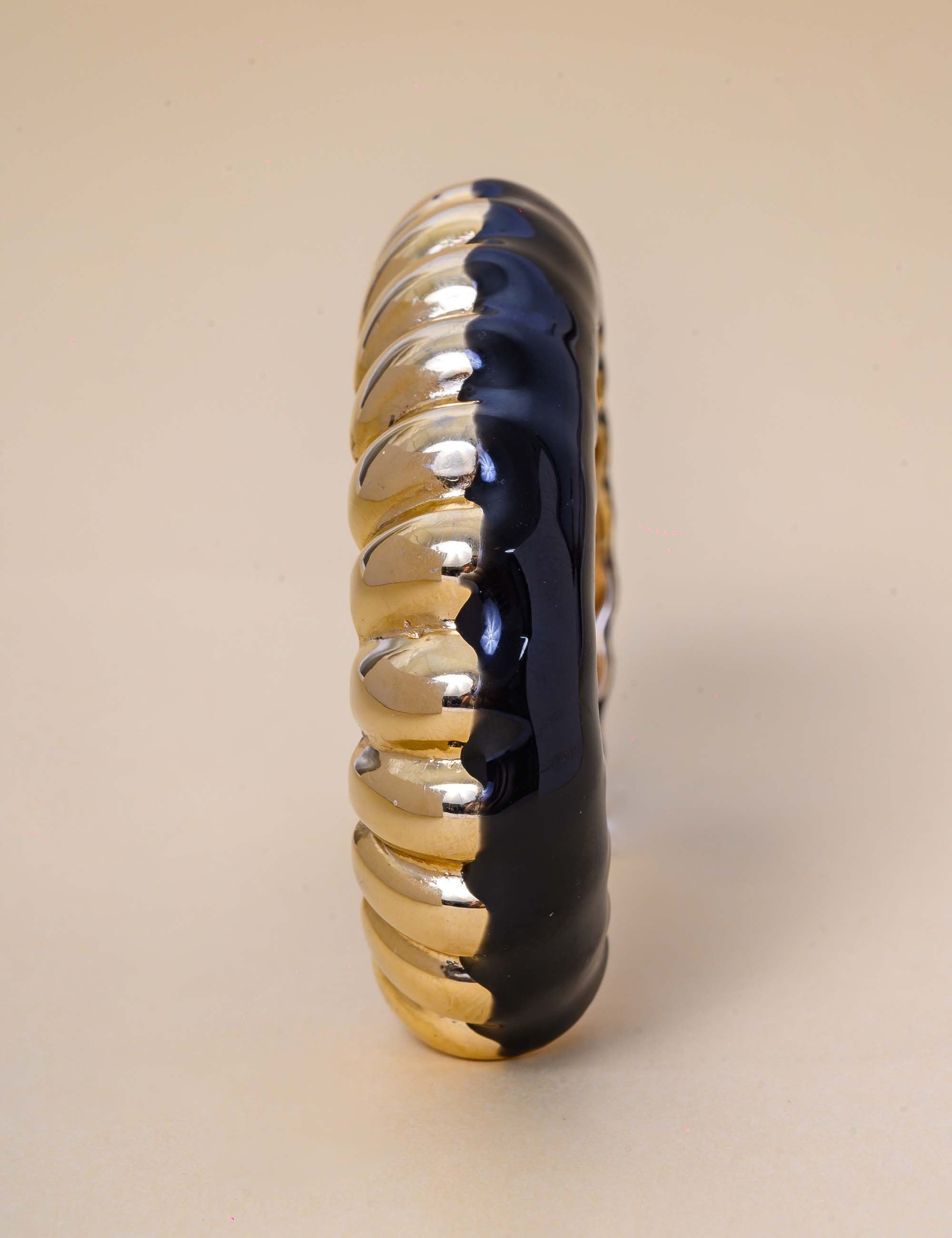 BRACELETE RESINA PRETO E OURO - PU29068VO04
