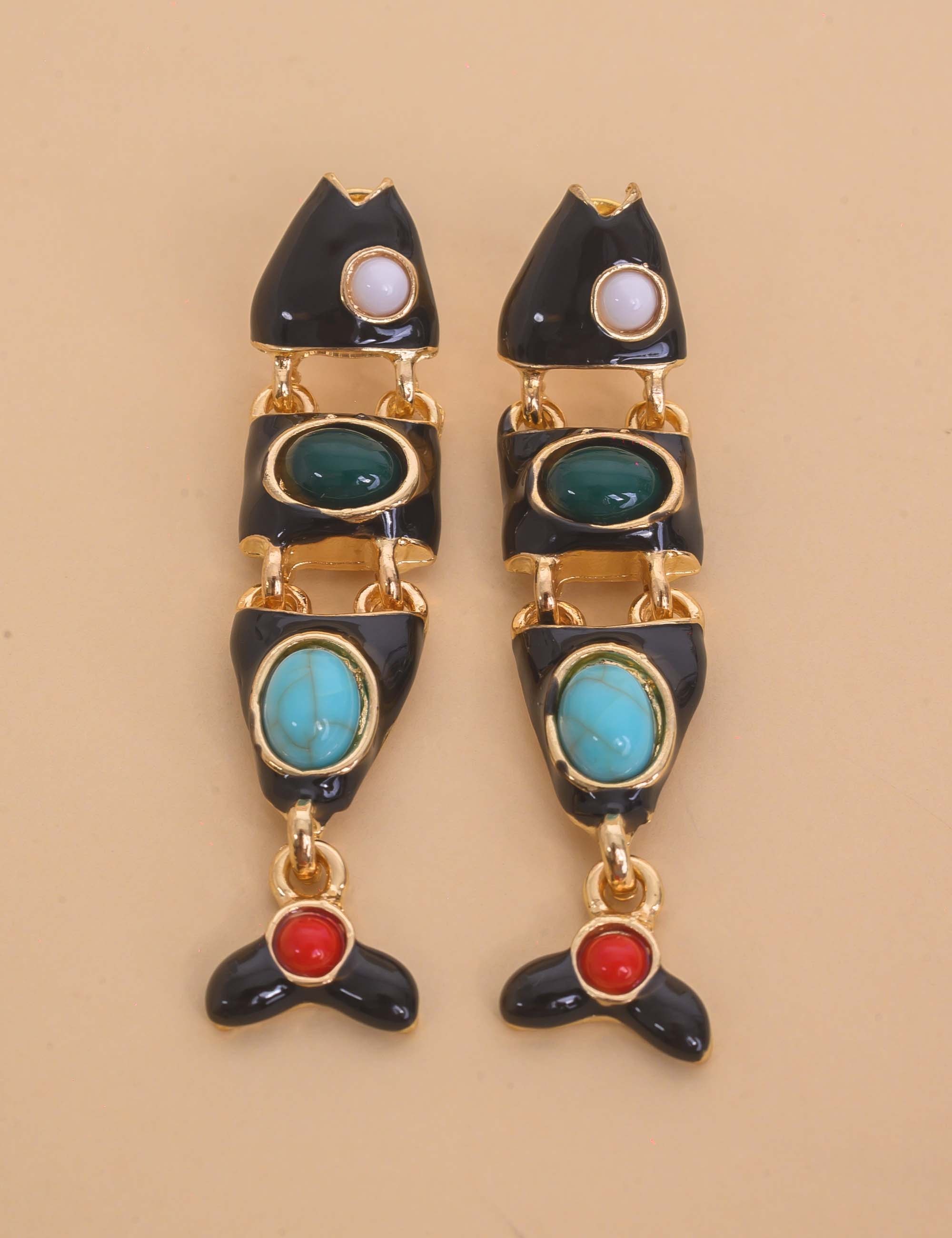 BRINCO DE OURO PEIXE COM PEDRAS RESINADAS PRETO - BR29285VO04