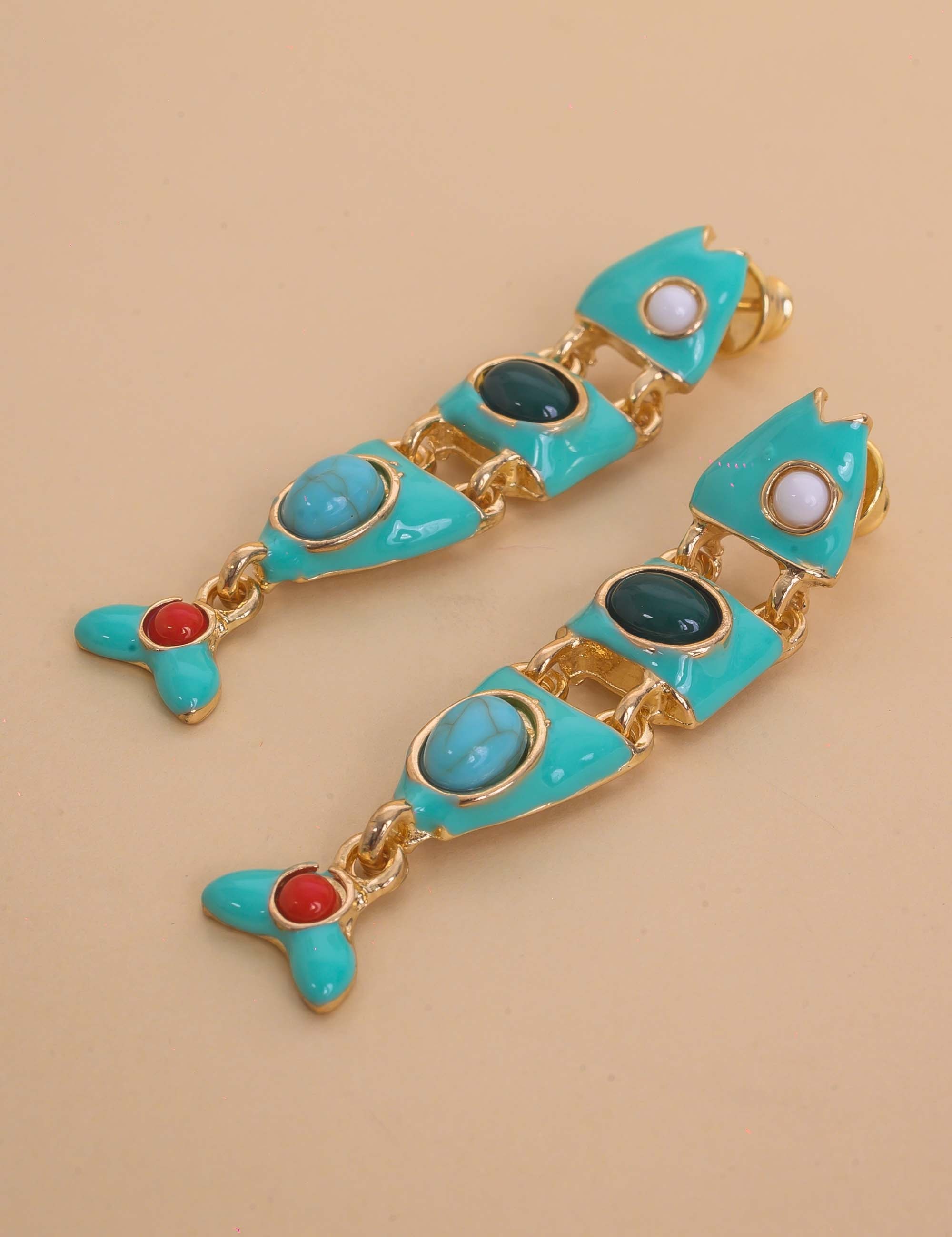 BRINCO DE OURO PEIXE COM PEDRAS RESINADAS VERDE - BR29285VO13