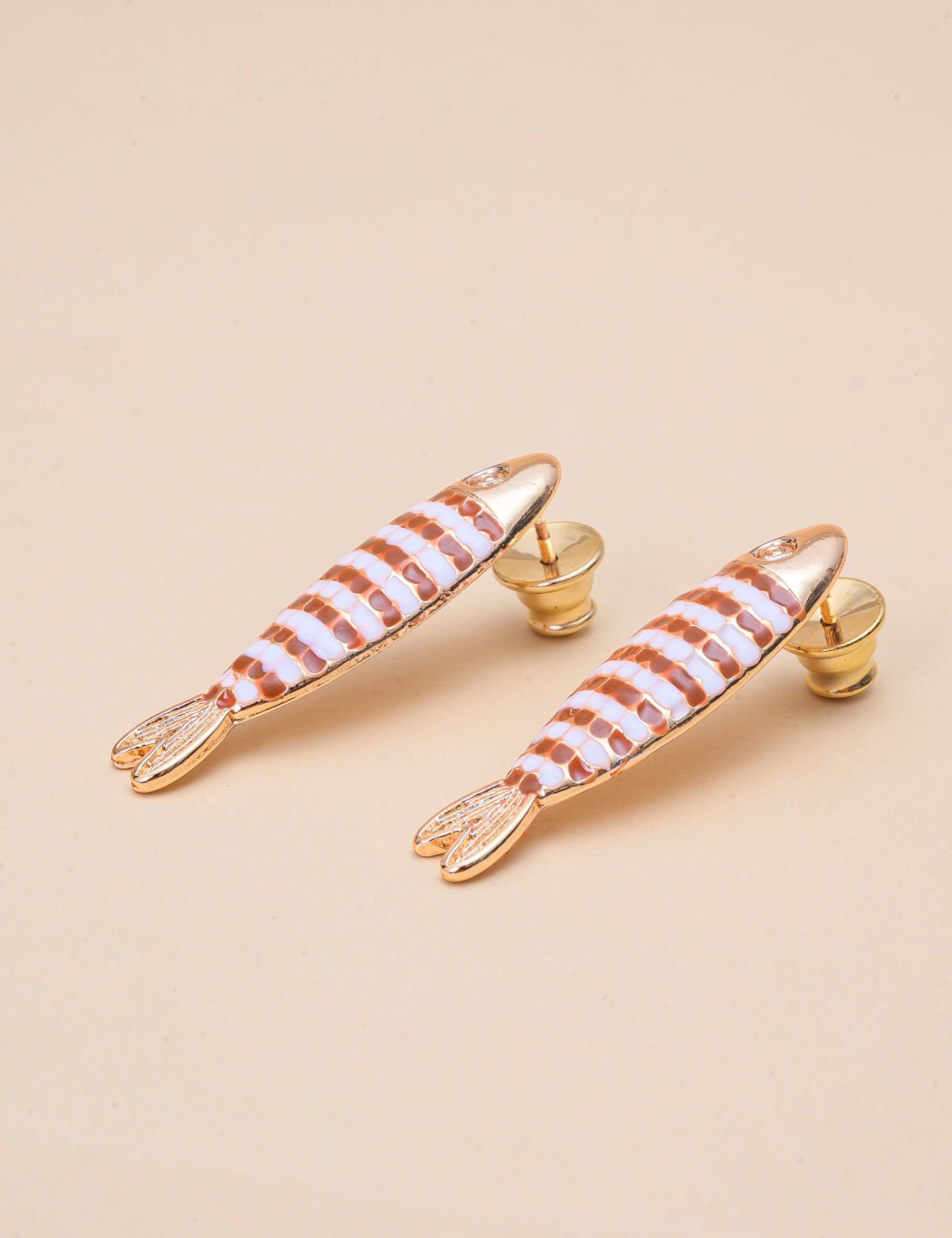 BRINCO DE OURO PEIXE ESMALTADO BRANCO LISTRAS MARROM - BR29272VO244