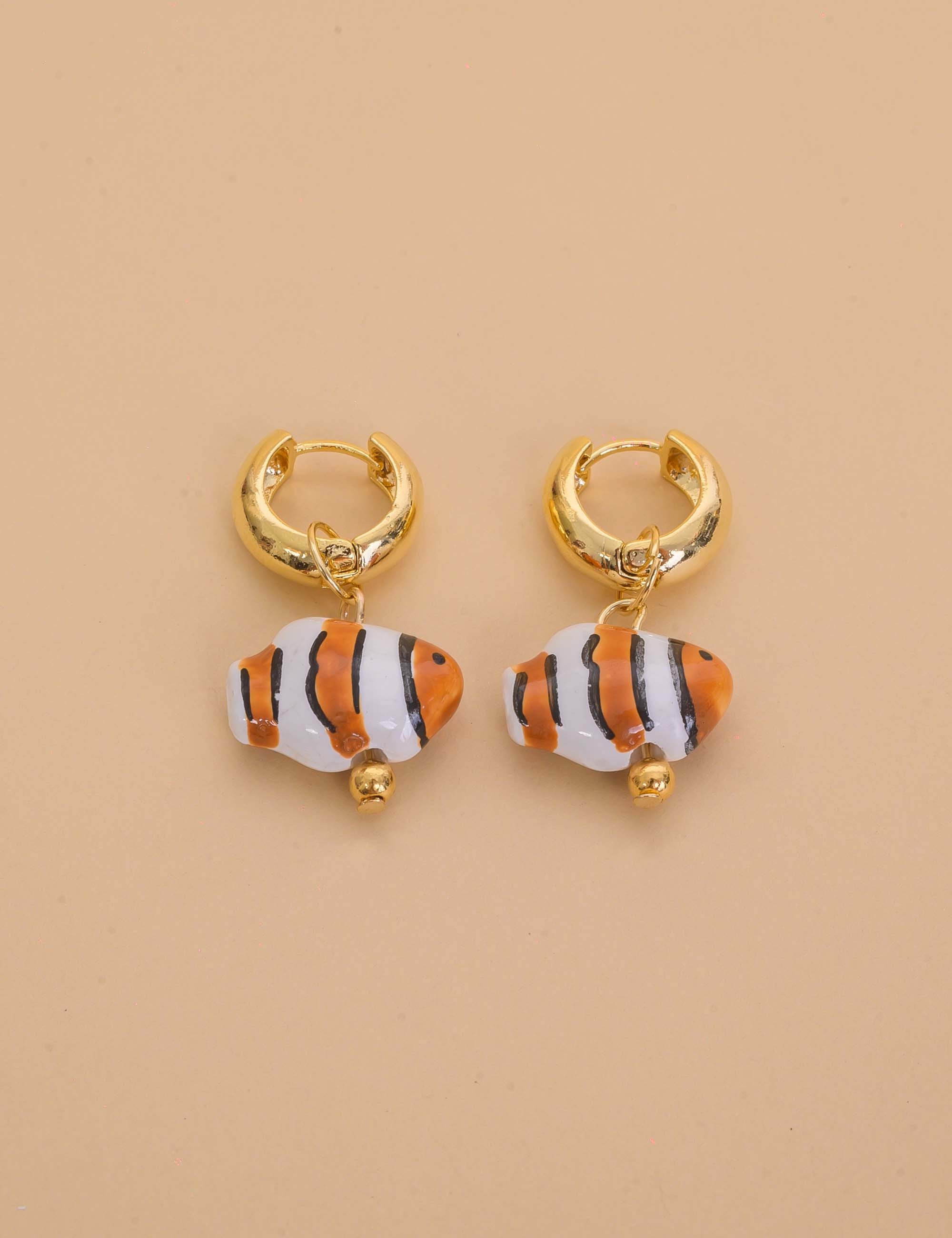 BRINCO DE PEIXE RESINADO ARGOLA MARROM - BR29290VO24