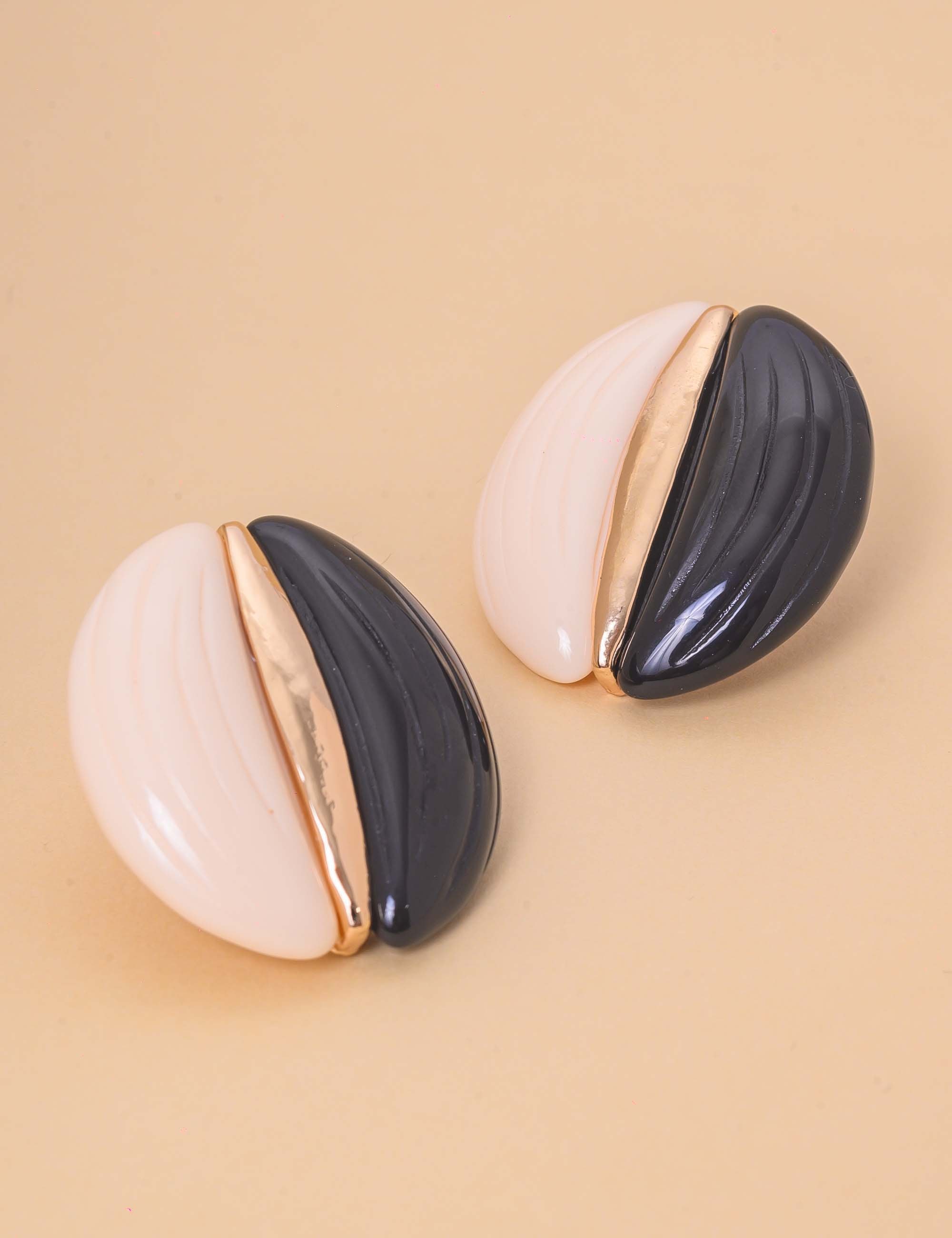 BRINCO OURO RESINA DETALHE DOURADO PRETO - BR29240VO04