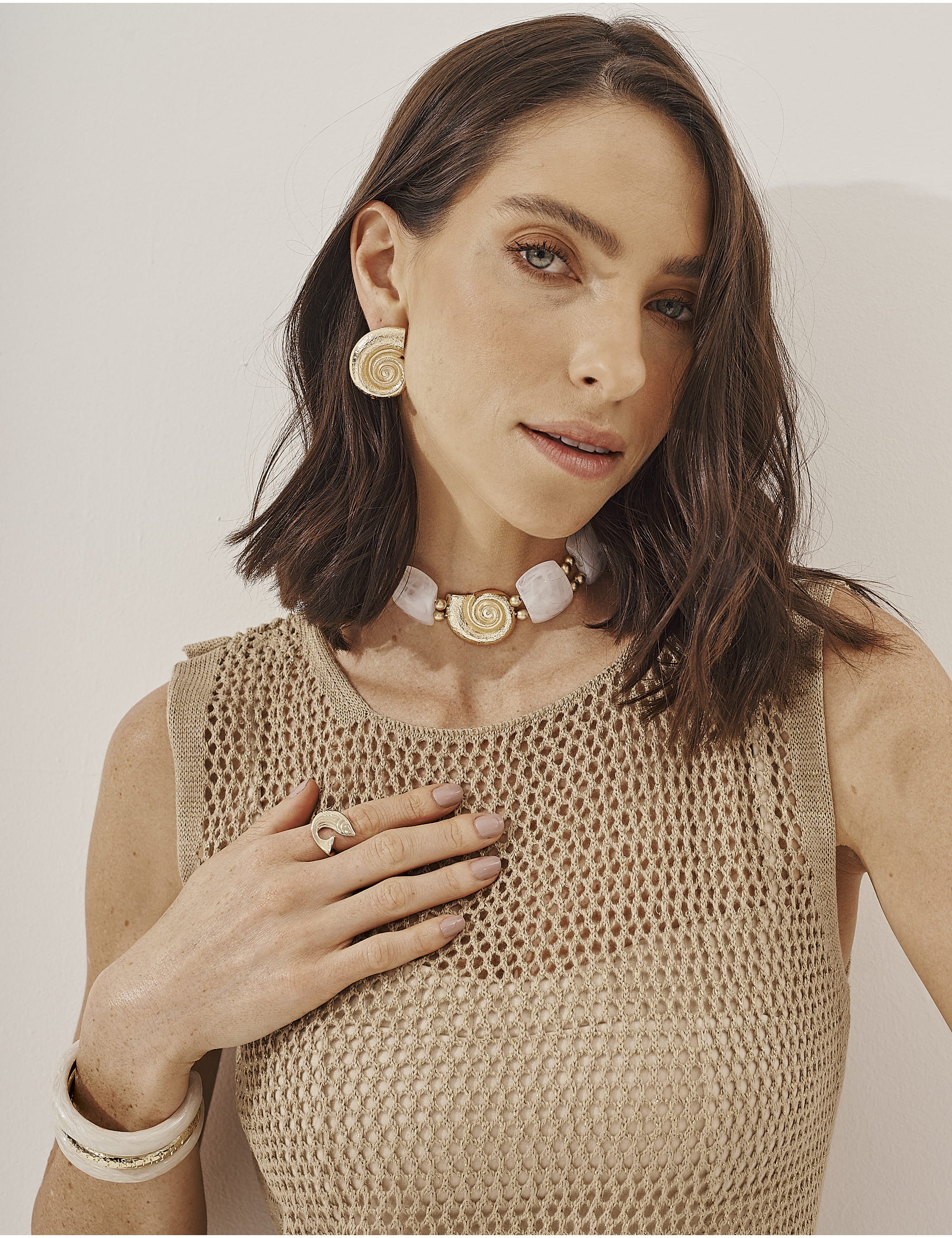 COLAR CHOKER BRANCO PINGENTE CONCHA - CO29329VO15