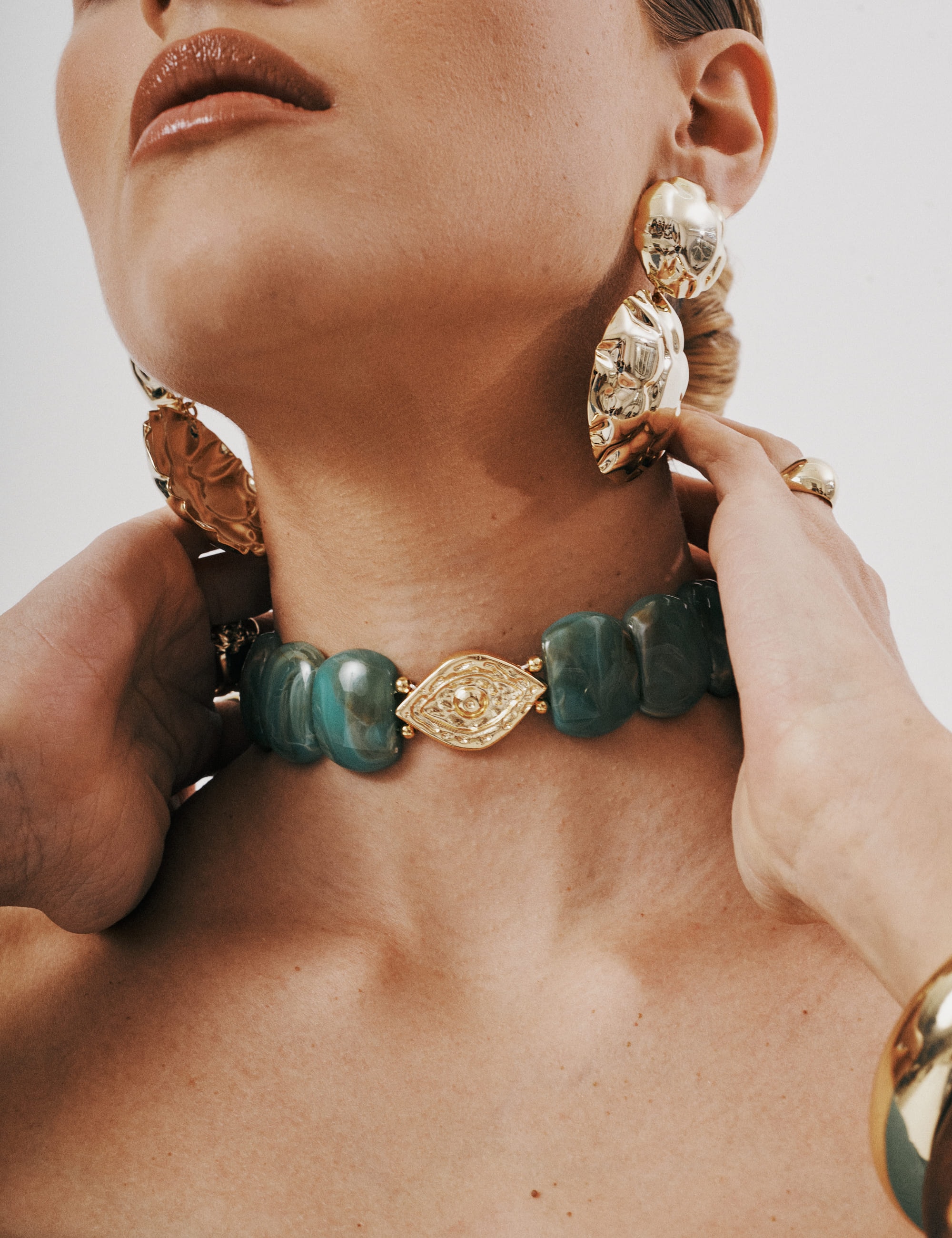 COLAR CHOKER PINGENTE DE OURO OLHO VERDE - CO29329VO013