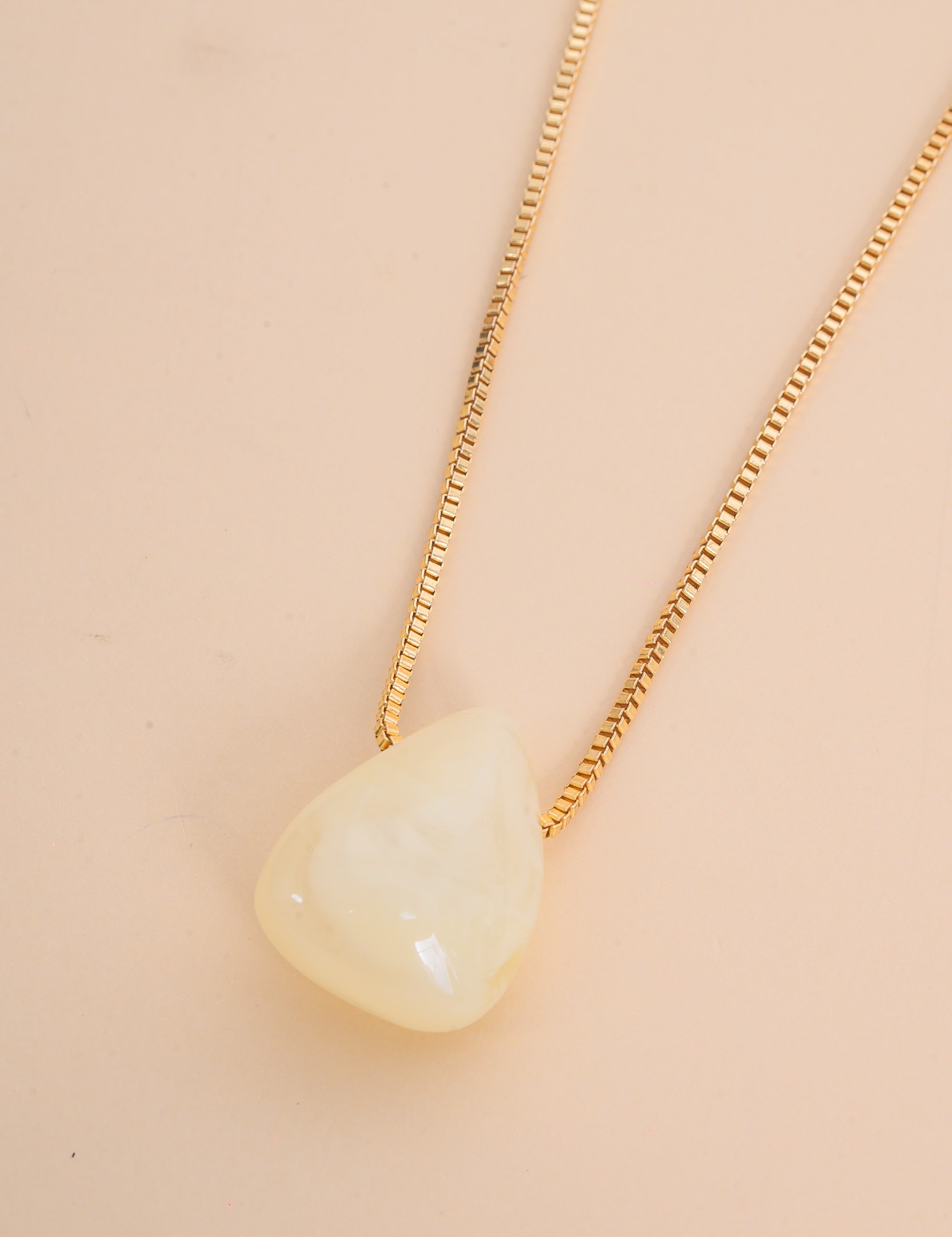 COLAR DE OURO PINGENTE PEDRA RESINADA BRANCA - CO29390VO15