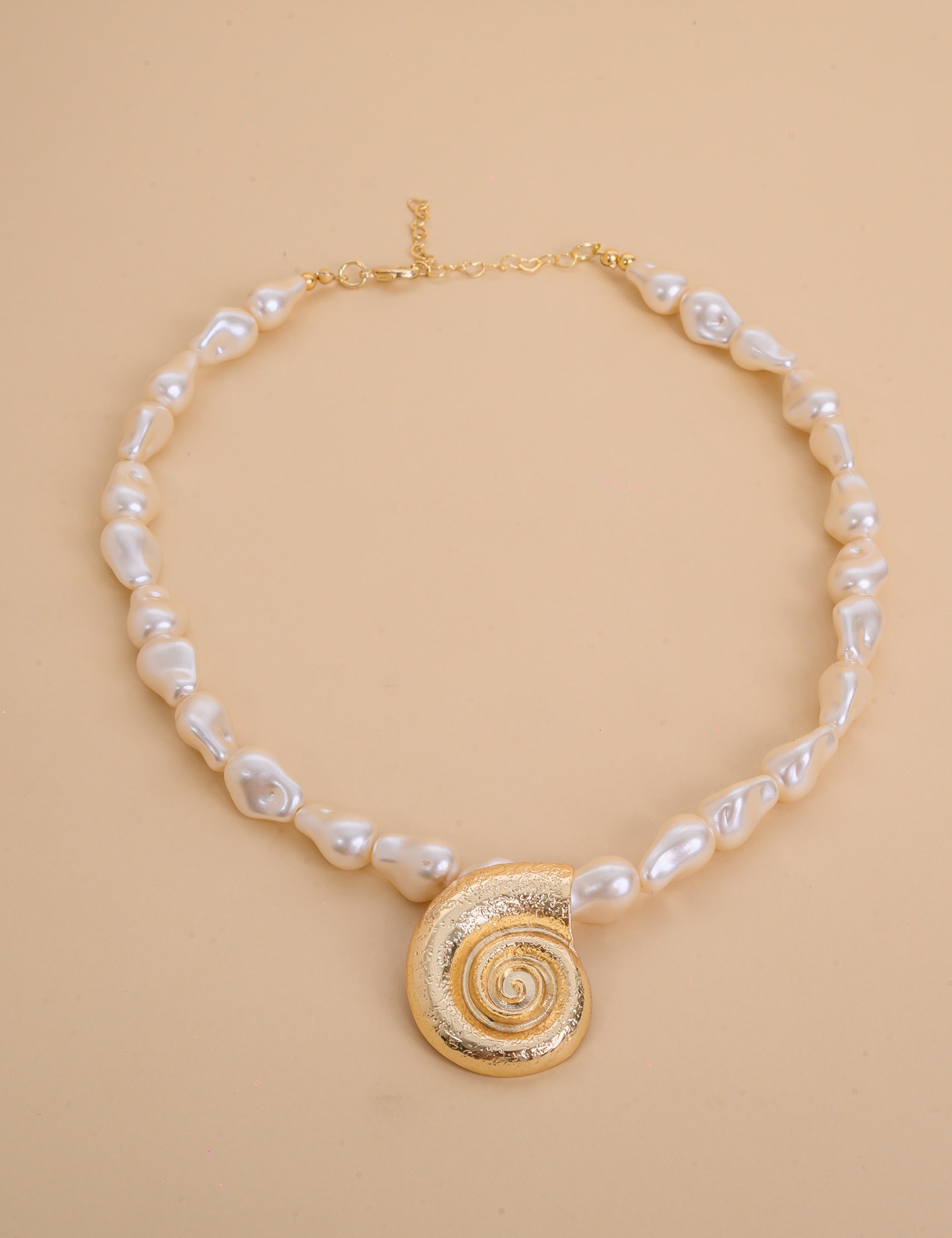 COLAR DE PEROLAS PINGENTE OURO CONCHA - CO29370VO01