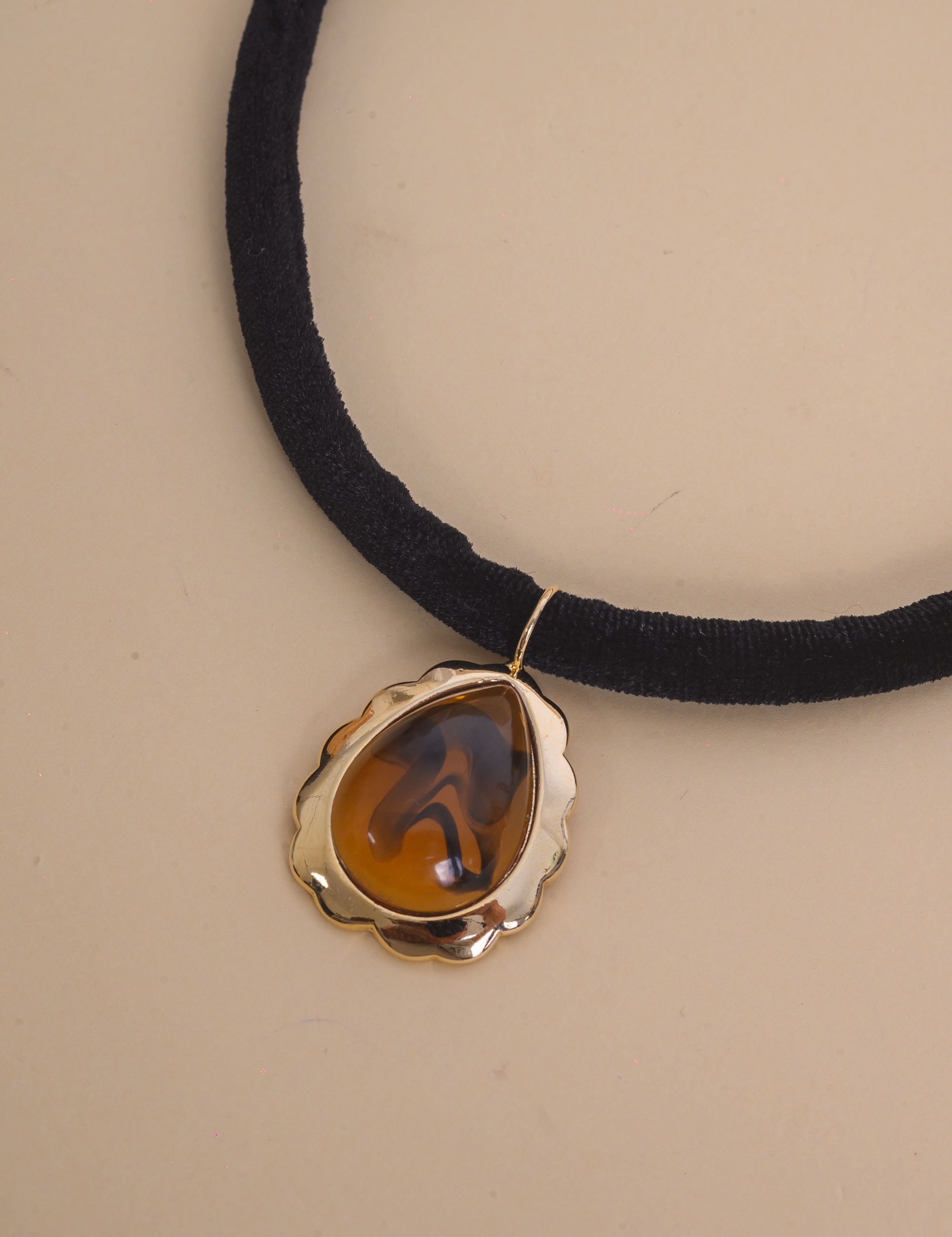 COLAR DE VELUDO PINGENTE GOTA TARTARUGA - CO29212VO20