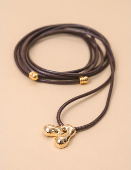 COLAR FIO PINGENTE LETRAS  MARROM - CO29208