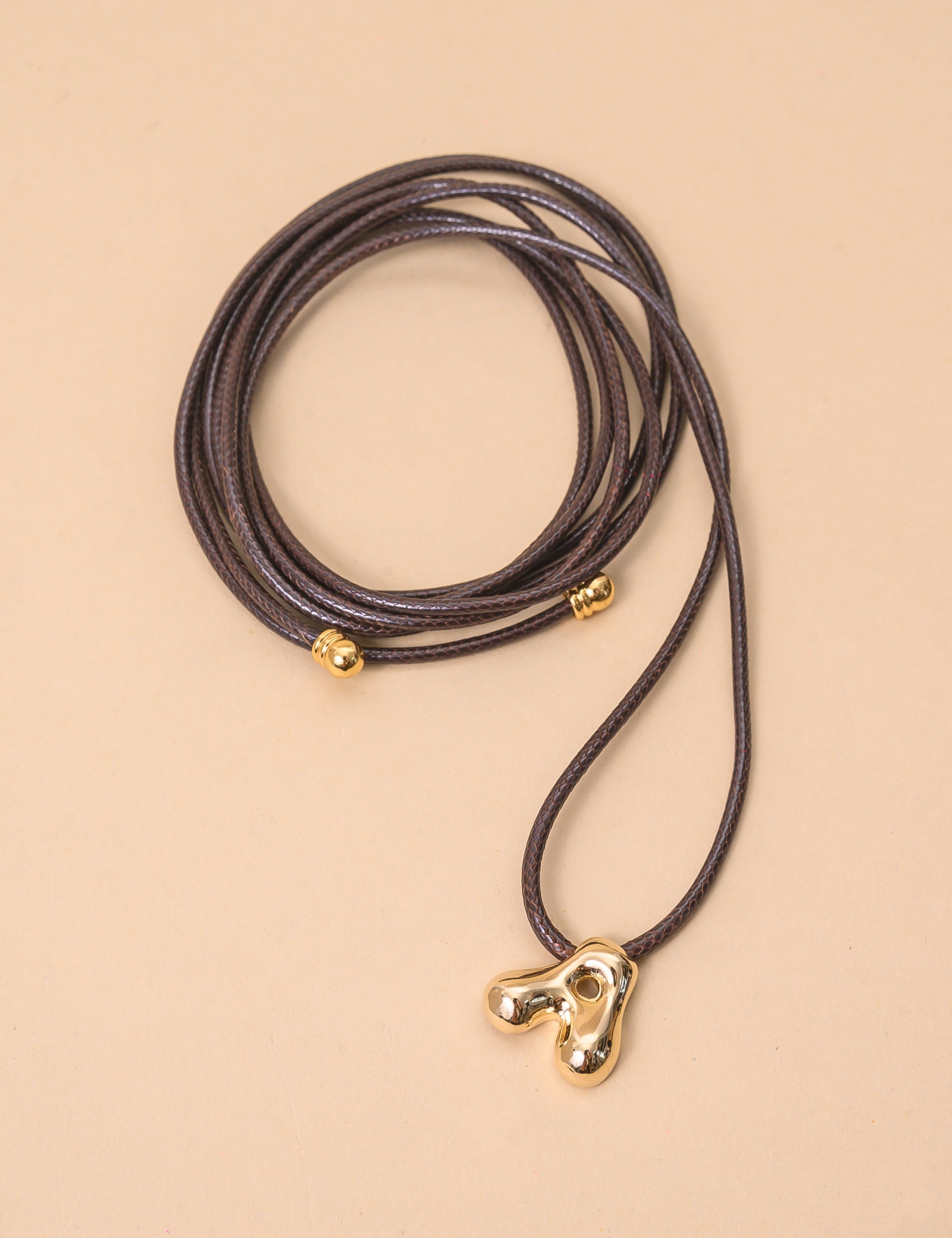 COLAR FIO PINGENTE LETRAS  MARROM - CO29208