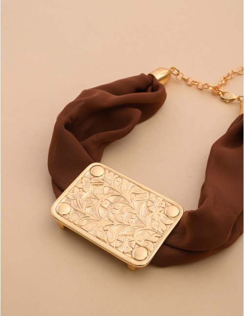 COLAR LENÇO MARROM MEDALHA QUADRADA - CO29193VO01