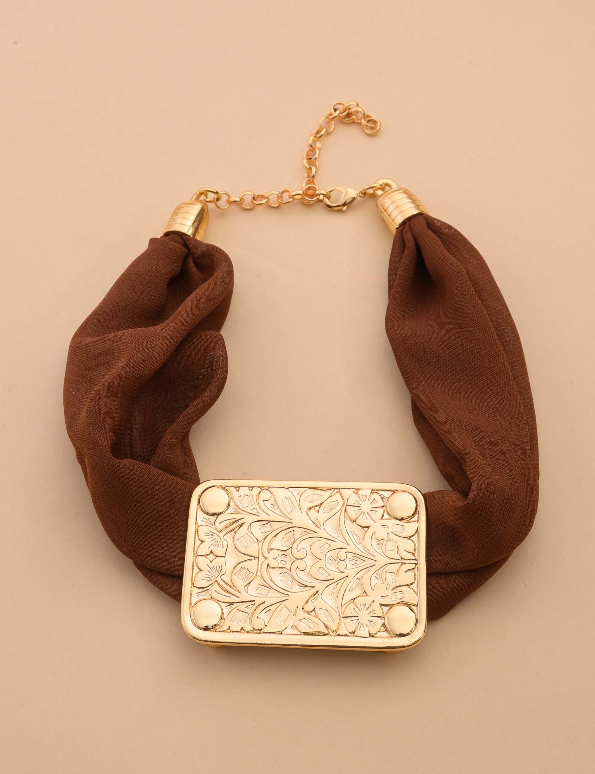 COLAR LENÇO MARROM MEDALHA QUADRADA - CO29193VO01