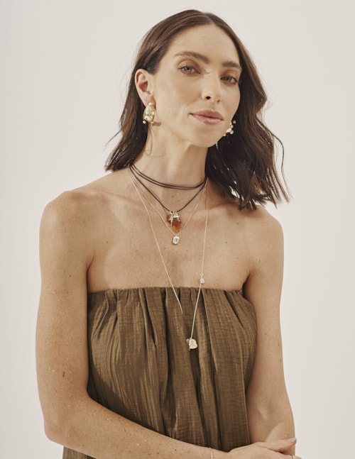 COLAR LONGO PINGENTE MÃO RESINA LARANJA - CO29404VO08