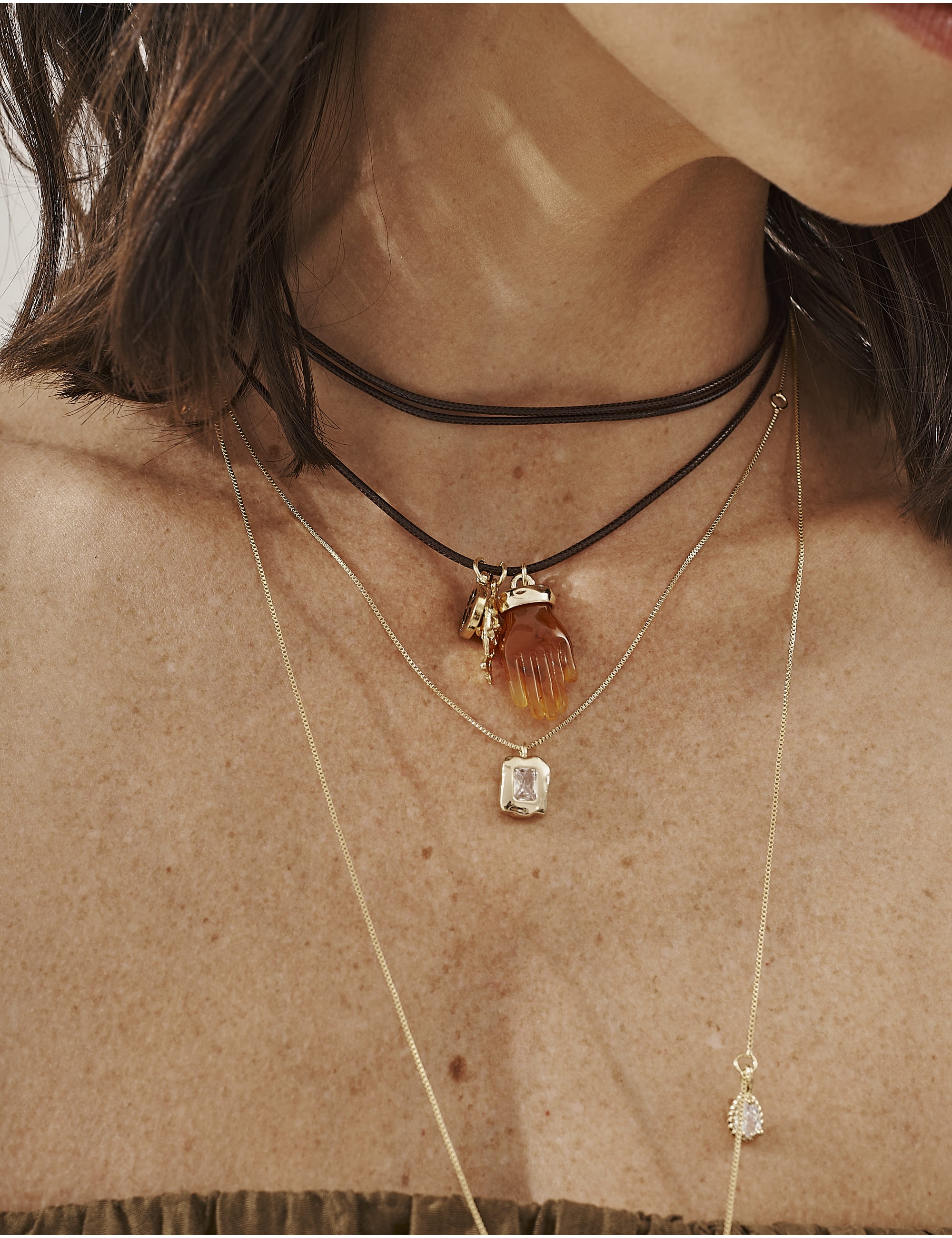 COLAR LONGO PINGENTE MÃO RESINA LARANJA - CO29404VO08