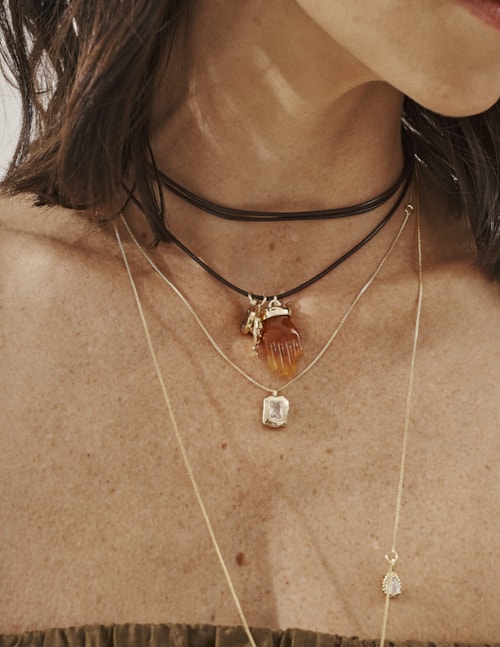 COLAR LONGO PINGENTE MÃO RESINA LARANJA - CO29404VO08