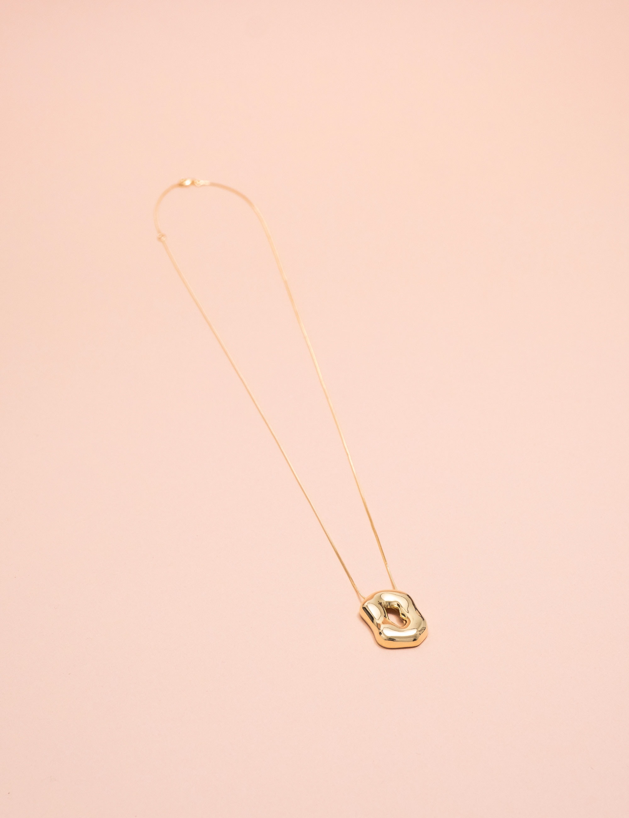 COLAR LONGO PINGENTE ORGÂNICO OURO - CO29018