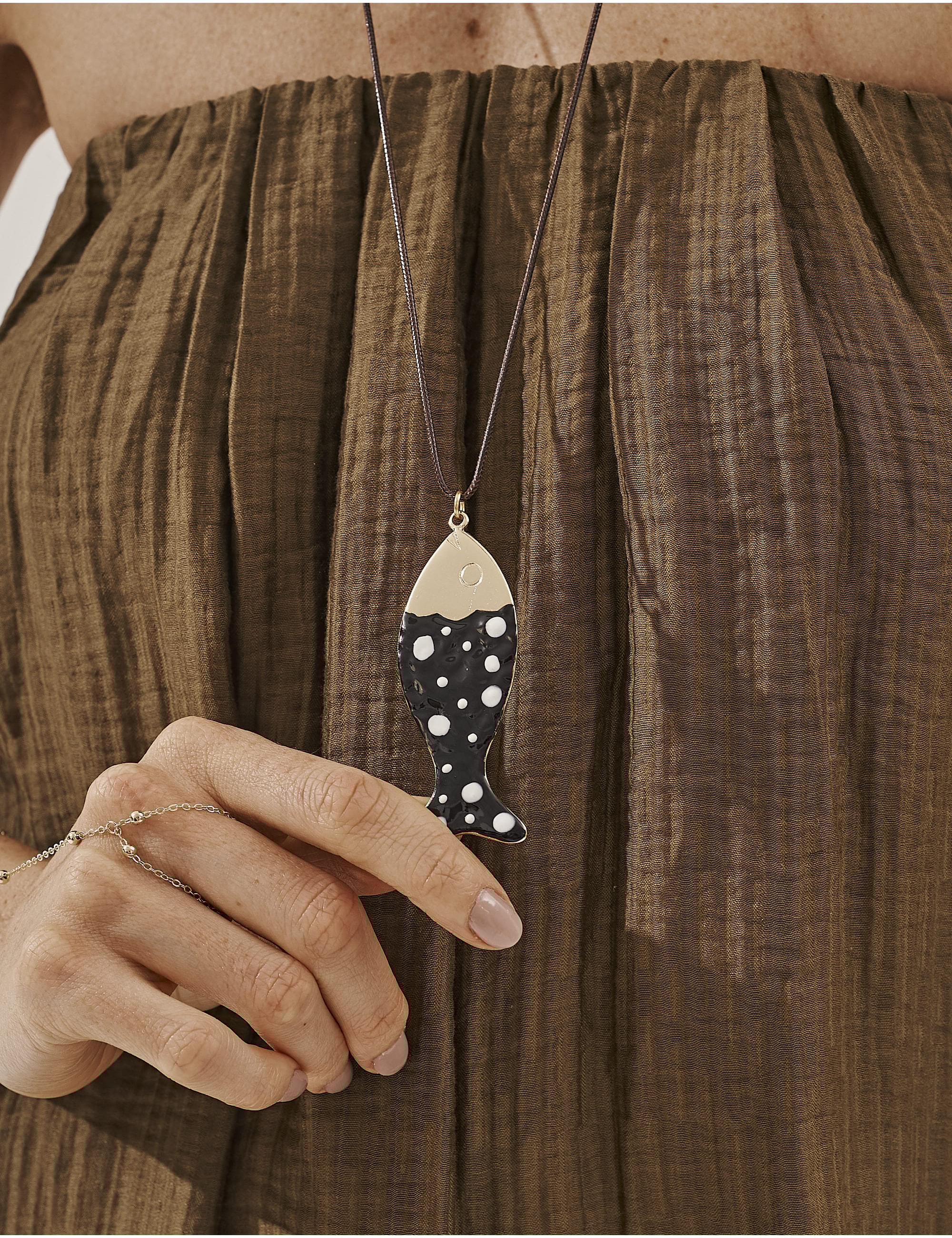 COLAR LONGO PINGENTE PEIXE ESMALTADO PRETO - CO29405VO04