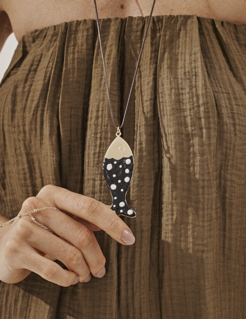 COLAR LONGO PINGENTE PEIXE ESMALTADO PRETO - CO29405VO04