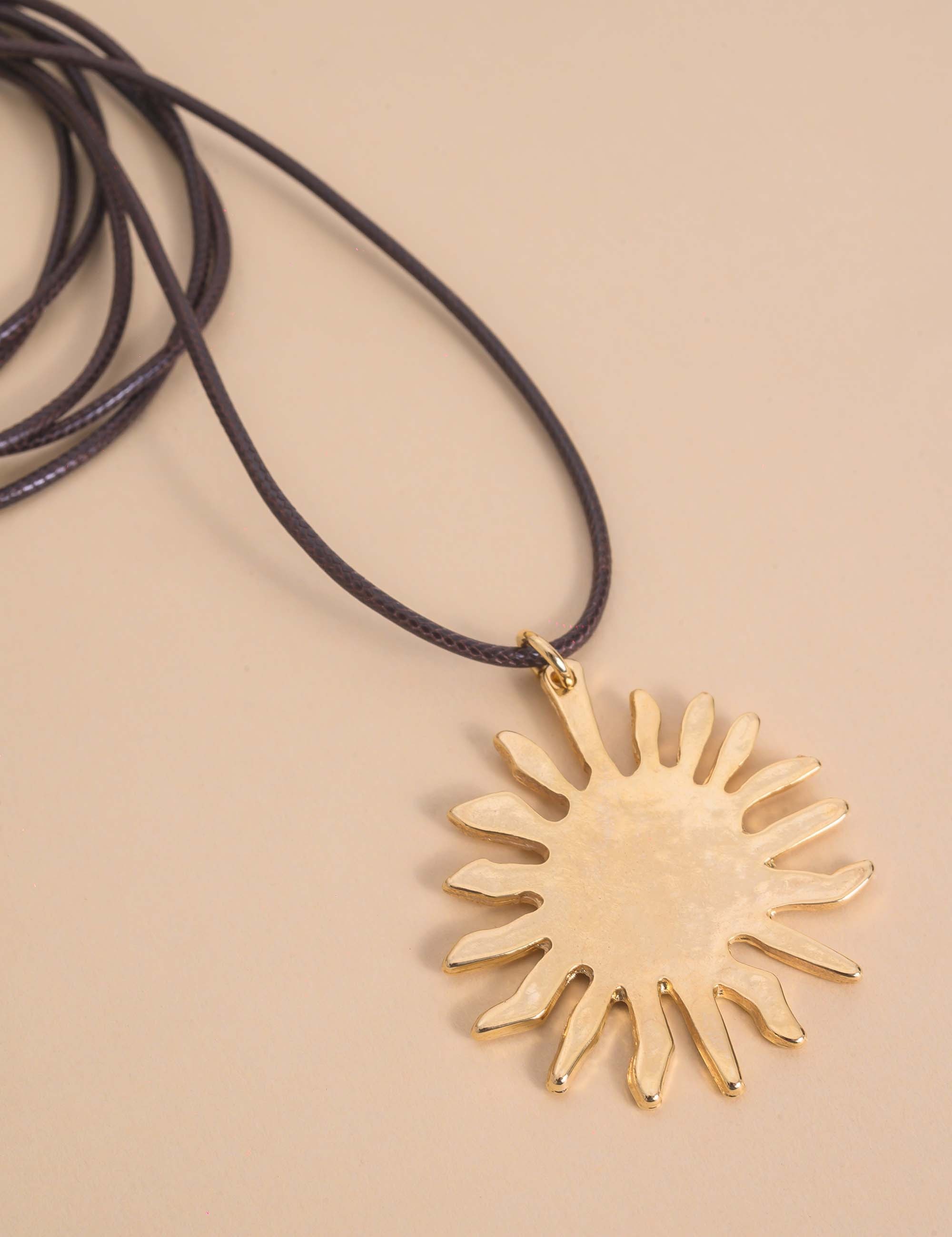 COLAR MARROM PINGENTE SOL OURO - CO29358