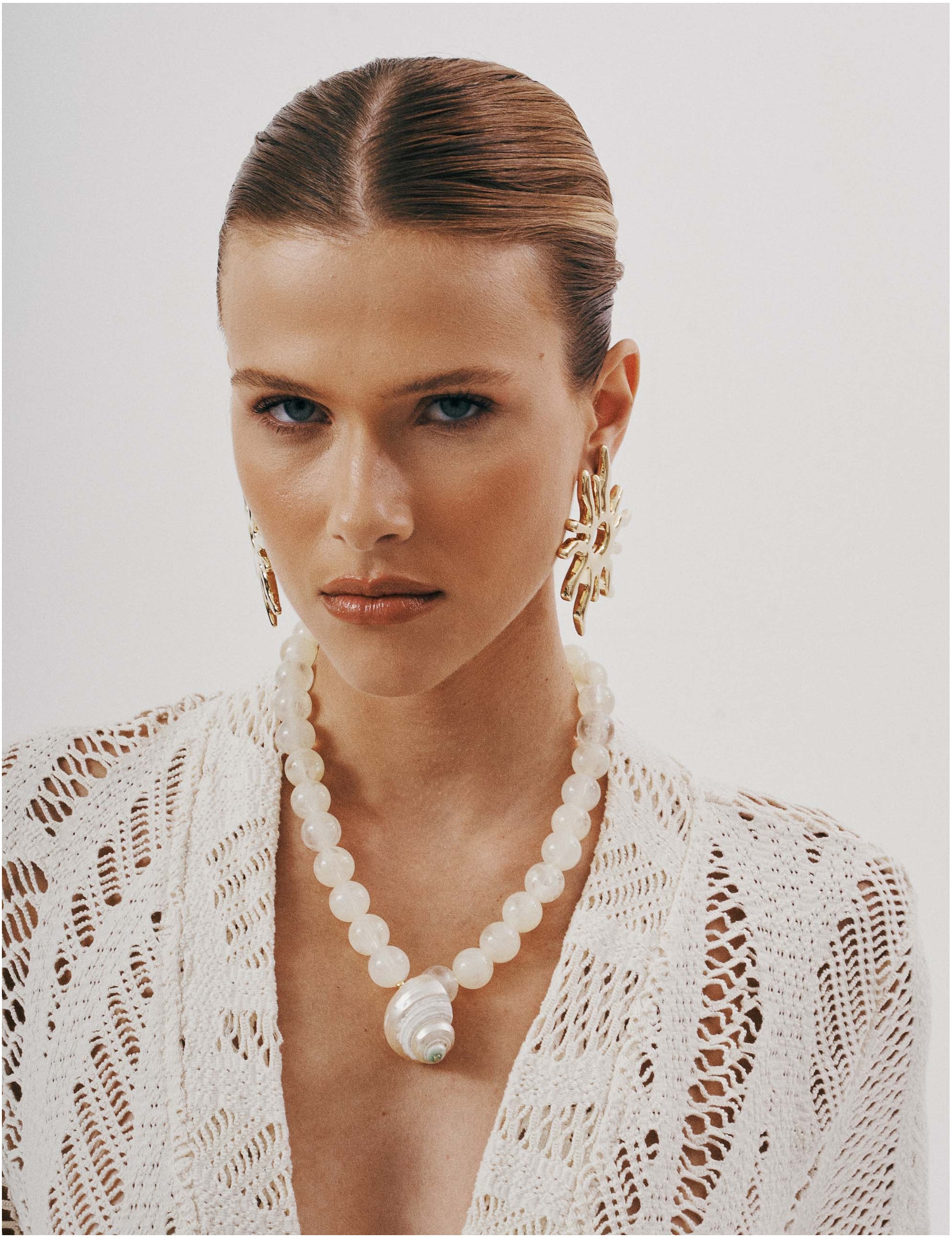 COLAR RESINA BOLA OFF WHITE PINGENTE CARACOL - CO29340