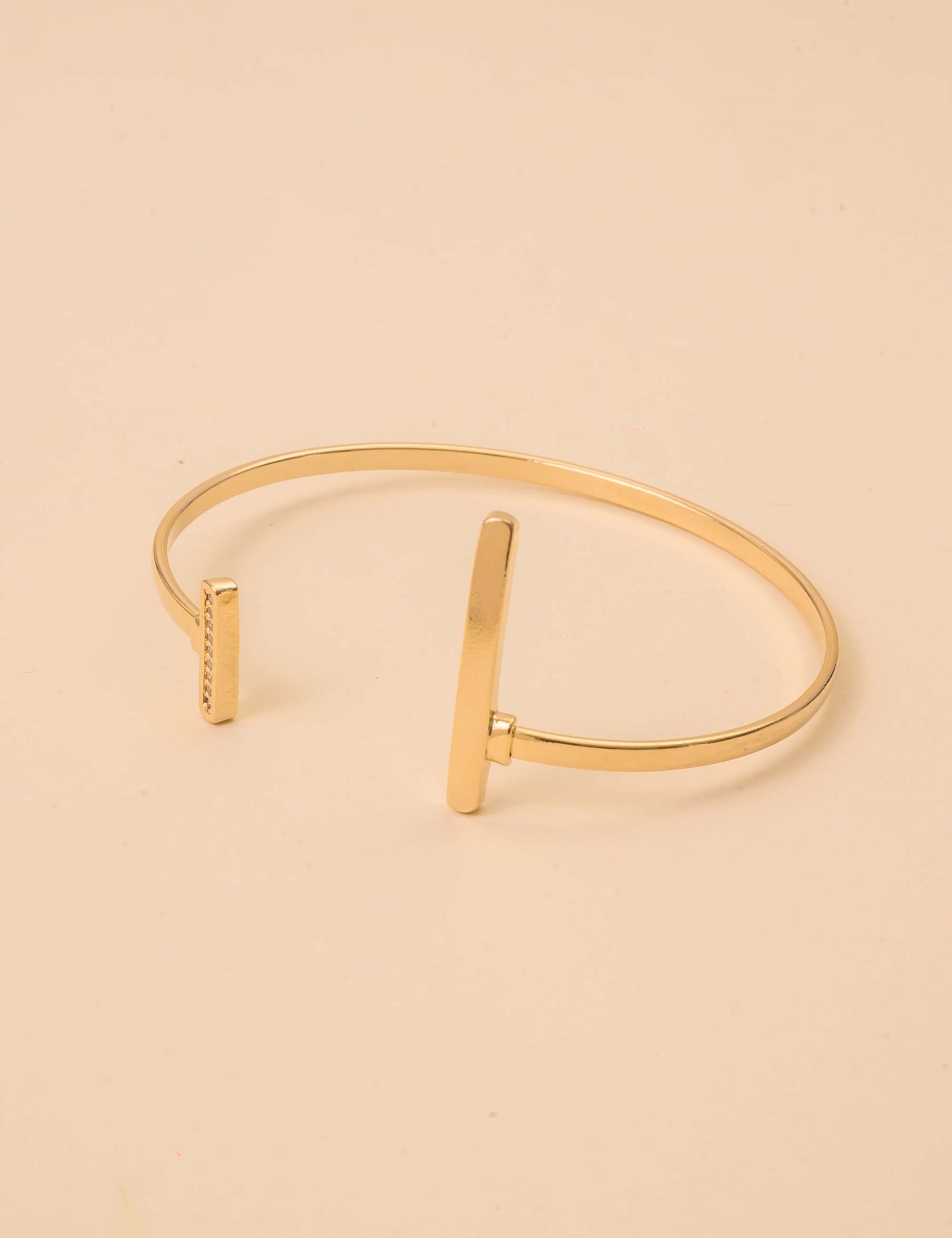PULSEIRA COM PONTAS EM FORMATO DE T  METAL OURO - PU29055VO01
