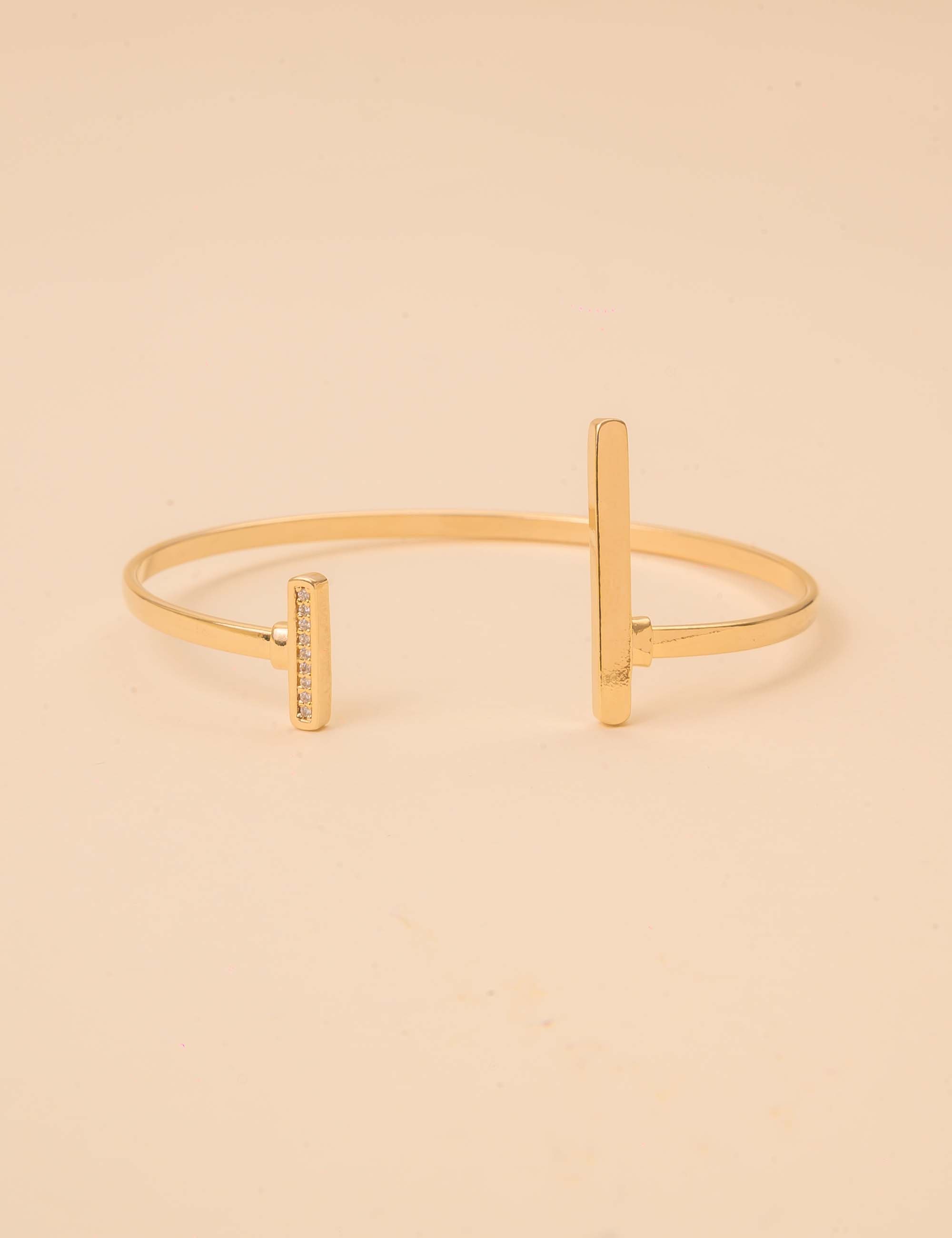 PULSEIRA COM PONTAS EM FORMATO DE T  METAL OURO - PU29055VO01