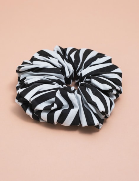 SCRUNCHIE LISTRA BLACK