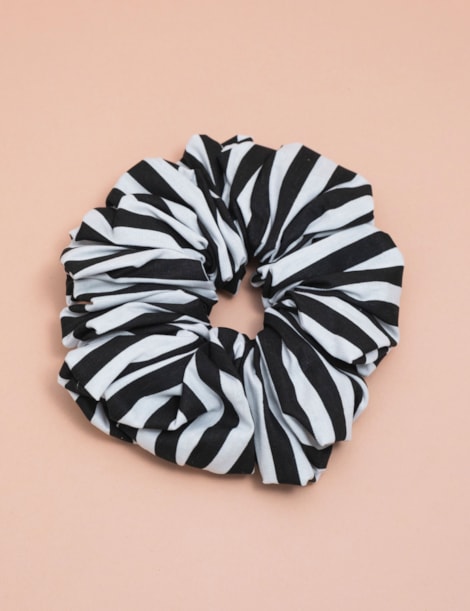 SCRUNCHIE LISTRA BLACK